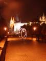 Noční Praha - kejklíř na Karlově mostě